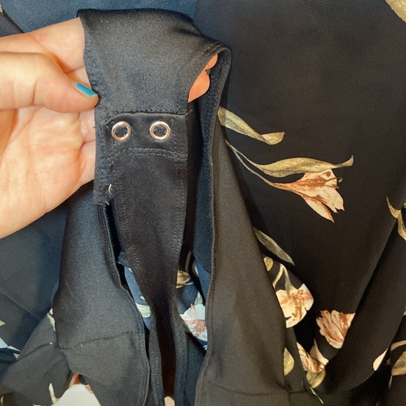 Dynamite Black Floral Bodysuit - Picture 4 of 5